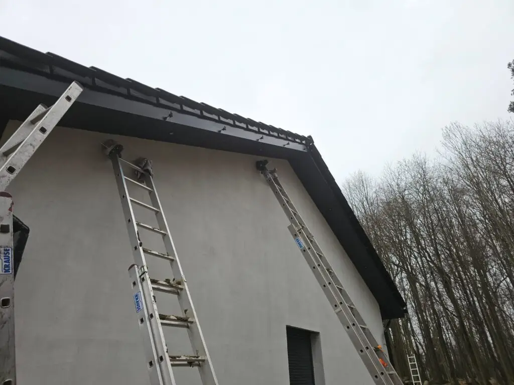 instalacja przeciwko kunom wykonanie ściany szczytowej podczas prac