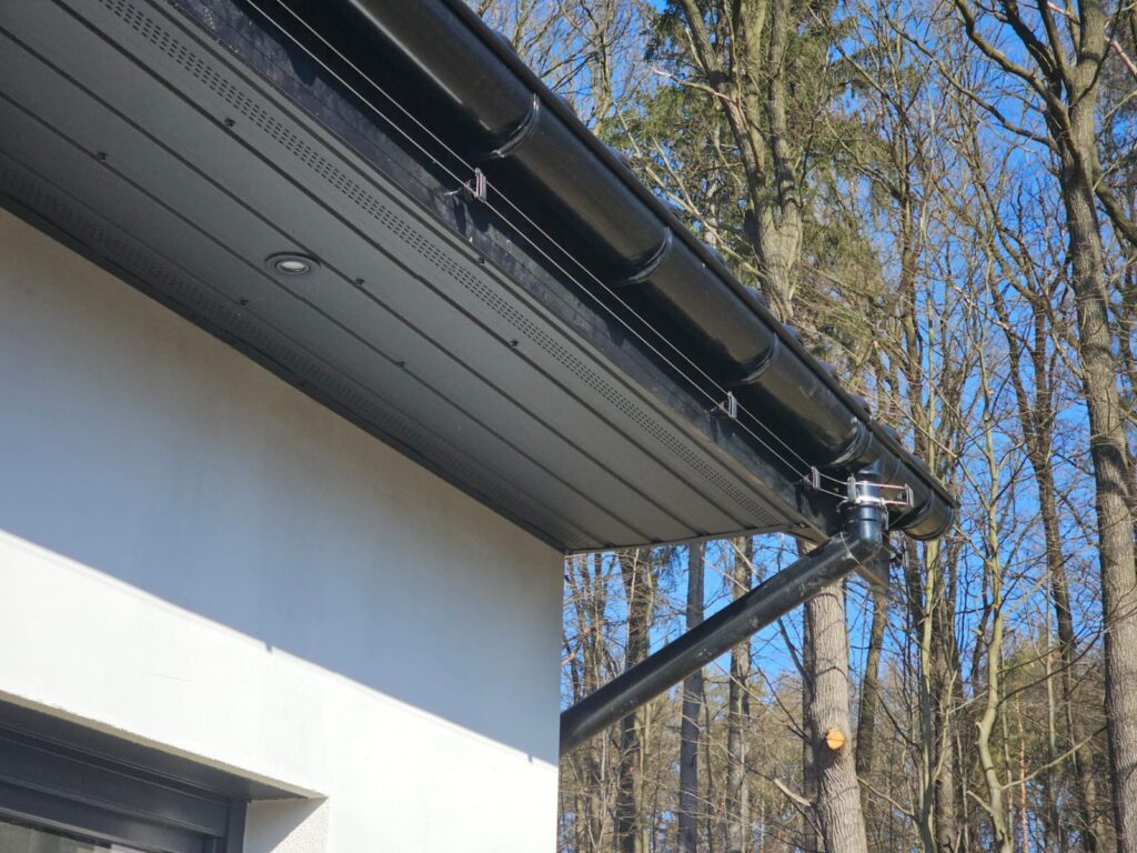 instalacja przeciw kunom zainstalowana pod rynna