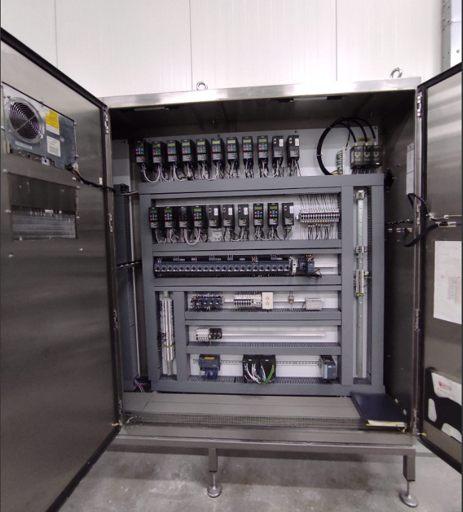 szafa sterownicza maszyny przemysłowej