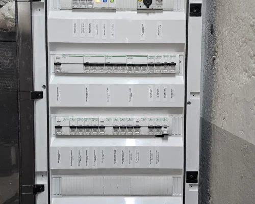 Gotowa rozdzielnia z opisami poszczególnych pól