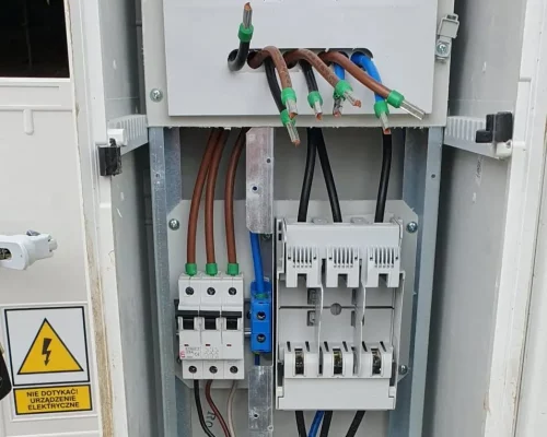 wewnętrzna linia zasilania podczas podłącznia. Pusta obudowa rozłącznika bezpiecznikowego, niepodłączone przewody fazowe przygotowane do wpięcia